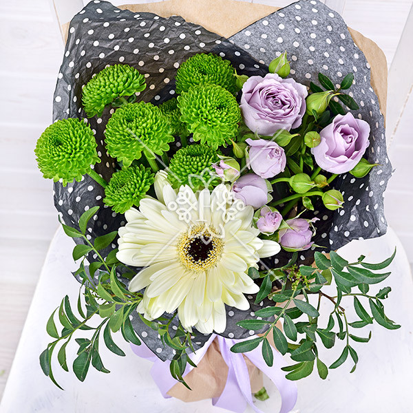 Лунная ночь - букет из герберы, кустовой розы и зеленой хризантемы